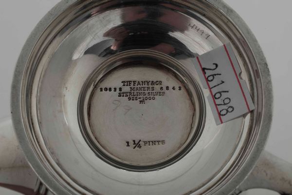 Caffettiera. Argento sterling fuso, sagomato e legno ebanizzato. Tiffany & Co. USA XX secolo  - Asta Argenti del XX secolo - Associazione Nazionale - Case d'Asta italiane