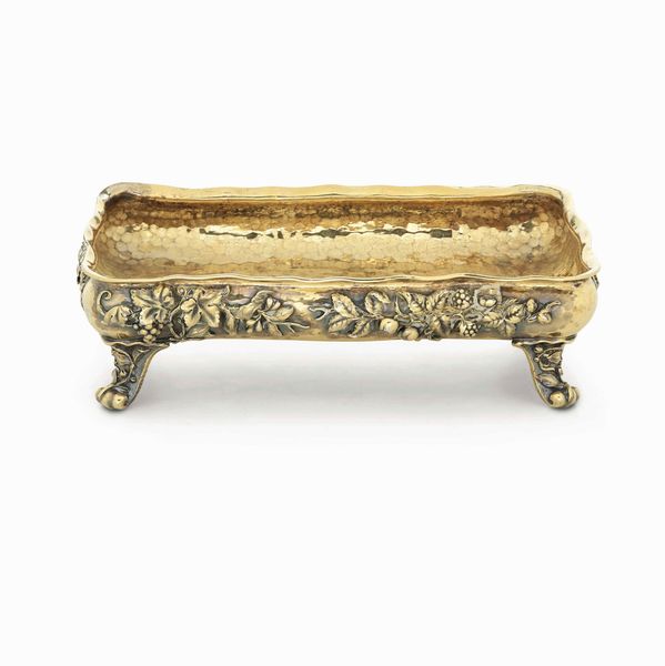 Centrotavola. Argento sterling fuso, martellato, cesellato e dorato. Manifattura anglosassone o americana del XX secolo  - Asta Argenti del XX secolo - Associazione Nazionale - Case d'Asta italiane