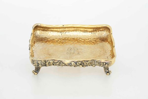Centrotavola. Argento sterling fuso, martellato, cesellato e dorato. Manifattura anglosassone o americana del XX secolo  - Asta Argenti del XX secolo - Associazione Nazionale - Case d'Asta italiane