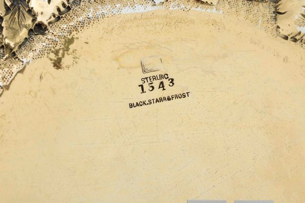 Ciotola. Argento sterling fuso, sbalzato, cesellato e dorato. Stati Uniti XX secolo. Argentiere Black, Starr & Frost  - Asta Argenti del XX secolo - Associazione Nazionale - Case d'Asta italiane