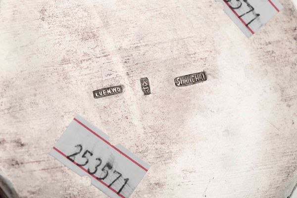 Scatola porta essenze. Argento fuso, sbalzato, traforato e cesellato. Cina XX secolo, argentiere Leunwo Shanghai  - Asta Argenti del XX secolo - Associazione Nazionale - Case d'Asta italiane