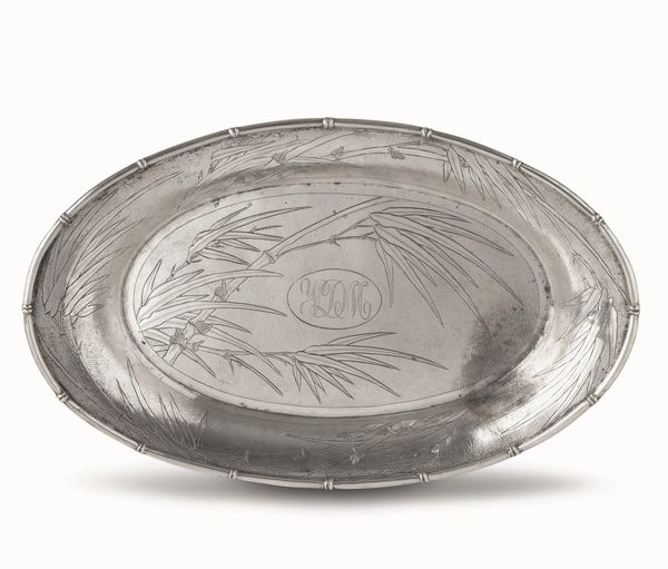 Vassoio ovale. Argento fuso, sagomato e cesellato. Cina XX secolo  - Asta Argenti del XX secolo - Associazione Nazionale - Case d'Asta italiane