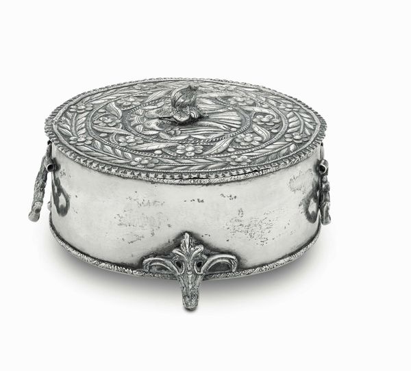 Scatola. Argento fuso, sbalzato e cesellato. Arte coloniale del XIX secolo  - Asta Argenti del XX secolo - Associazione Nazionale - Case d'Asta italiane