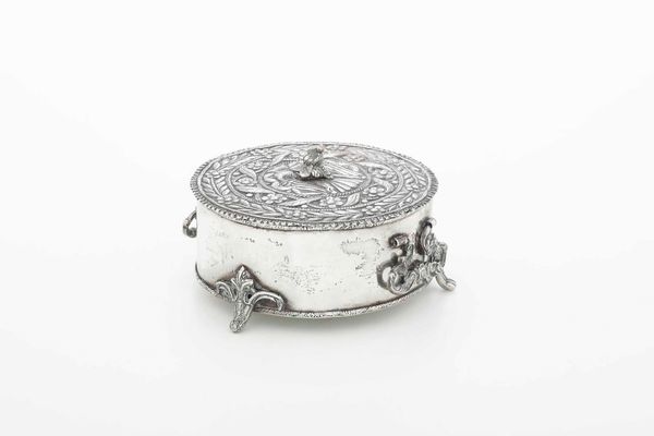 Scatola. Argento fuso, sbalzato e cesellato. Arte coloniale del XIX secolo  - Asta Argenti del XX secolo - Associazione Nazionale - Case d'Asta italiane