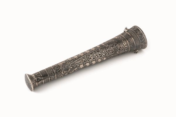 Faretra da parata. Argento fuso, sbalzato e inciso. Manifattura orientale, XX secolo  - Asta Argenti del XX secolo - Associazione Nazionale - Case d'Asta italiane