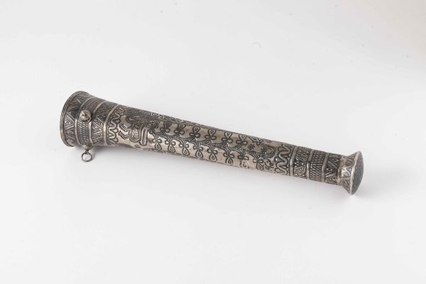 Faretra da parata. Argento fuso, sbalzato e inciso. Manifattura orientale, XX secolo  - Asta Argenti del XX secolo - Associazione Nazionale - Case d'Asta italiane