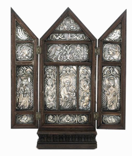 Altarolo da viaggio. Legno, legno modellato e lamina d�argento. Manifattura italiana o spagnola del XIX-XX secolo  - Asta Argenti del XX secolo - Associazione Nazionale - Case d'Asta italiane