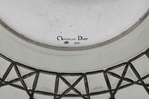 Piatto. Argento 925 fuso, sagomato e inciso. Argenteria artistica fiorentina del XX-XXI secolo per Maison Cristian Dior  - Asta Argenti del XX secolo - Associazione Nazionale - Case d'Asta italiane