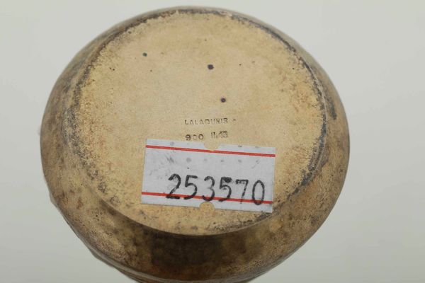 Due coppe e ampolla stile archeologico. Argento fuso, sbalzato, cesellato e dorato. Argenteria artistica greca del XX secolo. Orafo Lalaunis, Atene  - Asta Argenti del XX secolo - Associazione Nazionale - Case d'Asta italiane