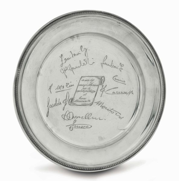 Piatto celebrativo. Argento fuso, sagomato e inciso. Argentiere Cesa Alessandria XX secolo  - Asta Argenti del XX secolo - Associazione Nazionale - Case d'Asta italiane