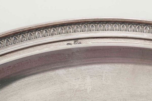 Piatto celebrativo. Argento fuso, sagomato e inciso. Argentiere Cesa Alessandria XX secolo  - Asta Argenti del XX secolo - Associazione Nazionale - Case d'Asta italiane