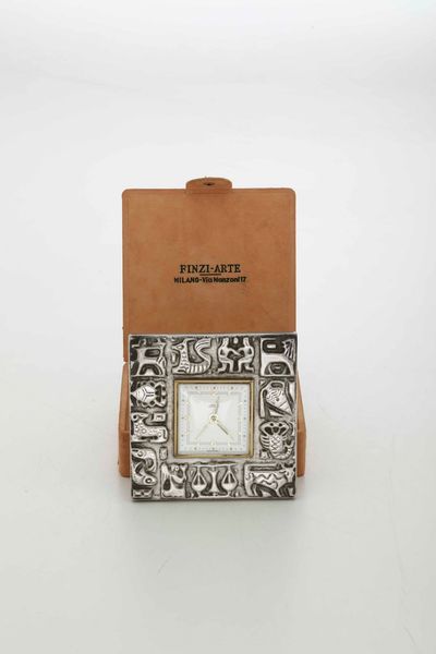 Sveglia da tavolo. Cornice in argento fuso e sagomato. Argenteria italiana del XX-XXI secolo per Maison Cristian Dior  - Asta Argenti del XX secolo - Associazione Nazionale - Case d'Asta italiane