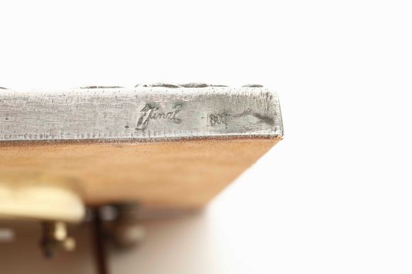 Sveglia da tavolo. Cornice in argento fuso e sagomato. Argenteria italiana del XX-XXI secolo per Maison Cristian Dior  - Asta Argenti del XX secolo - Associazione Nazionale - Case d'Asta italiane