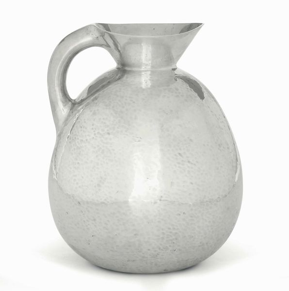Brocca. Argento sagomato e martellato. Argenteria artistica milanese del XX secolo. Argentiere Genazzi  - Asta Argenti del XX secolo - Associazione Nazionale - Case d'Asta italiane