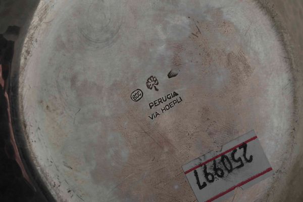 Brocca. Argento sagomato e martellato. Argenteria artistica milanese del XX secolo. Argentiere Genazzi  - Asta Argenti del XX secolo - Associazione Nazionale - Case d'Asta italiane