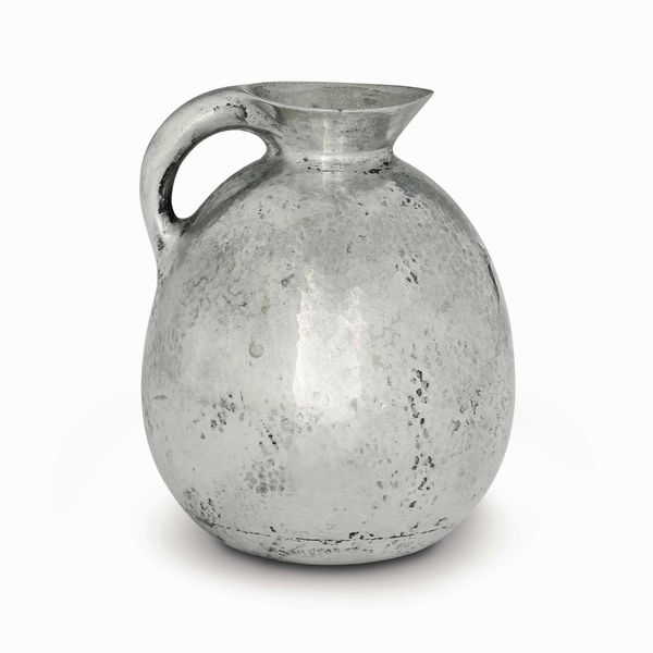 Brocca. Argento fuso e martellato. Argenteria artistica milanese del XX secolo. Argentiere Genazzi  - Asta Argenti del XX secolo - Associazione Nazionale - Case d'Asta italiane