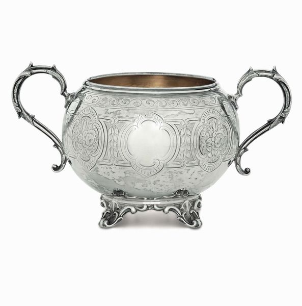 Zuccheriera. Argento fuso, sbalzato e cesellato. MArchio della citt� di Sheffield per l�anno 1866 e dell�argentiere J.R (John Round ?)  - Asta Argenti del XX secolo - Associazione Nazionale - Case d'Asta italiane