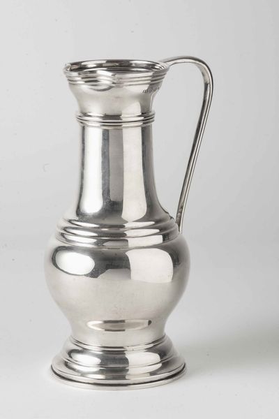Brocca. Argento fuso, sagomato e sbalzato. Argenteria artistica fiorentina del XX secolo. Argentiere Brandimarte  - Asta Argenti del XX secolo - Associazione Nazionale - Case d'Asta italiane