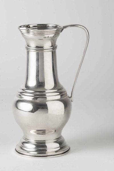 Brocca. Argento fuso, sagomato e sbalzato. Argenteria artistica fiorentina del XX secolo. Argentiere Brandimarte  - Asta Argenti del XX secolo - Associazione Nazionale - Case d'Asta italiane