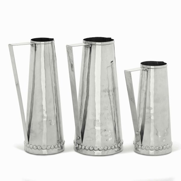 Tre brocche. Argento fuso, sagomato e sbalzato. Argenteria Artistica Fiorentina del XX secolo. Argentiere Brandimarte  - Asta Argenti del XX secolo - Associazione Nazionale - Case d'Asta italiane