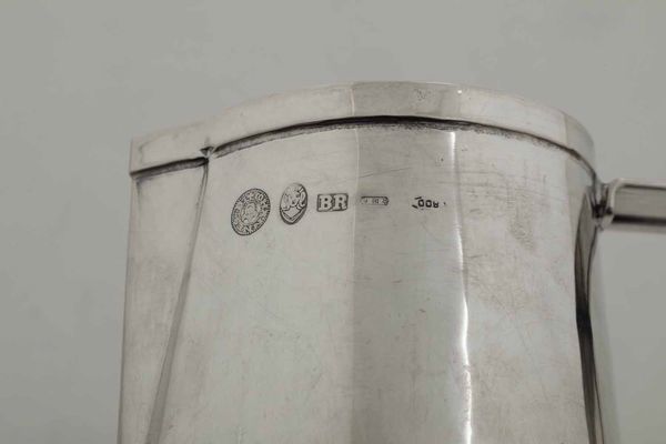 Tre brocche. Argento fuso, sagomato e sbalzato. Argenteria Artistica Fiorentina del XX secolo. Argentiere Brandimarte  - Asta Argenti del XX secolo - Associazione Nazionale - Case d'Asta italiane