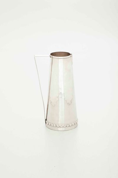 Brocca. Argento sterling fuso e sbalzato. Firenze XX secolo. Argentiere Brandimarte  - Asta Argenti del XX secolo - Associazione Nazionale - Case d'Asta italiane