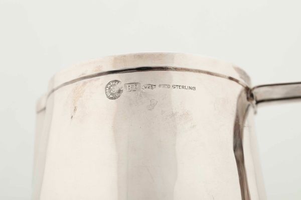 Brocca. Argento sterling fuso e sbalzato. Firenze XX secolo. Argentiere Brandimarte  - Asta Argenti del XX secolo - Associazione Nazionale - Case d'Asta italiane