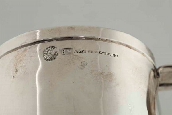 Brocca. Argento sterling fuso e sbalzato. Firenze XX secolo. Argentiere Brandimarte  - Asta Argenti del XX secolo - Associazione Nazionale - Case d'Asta italiane