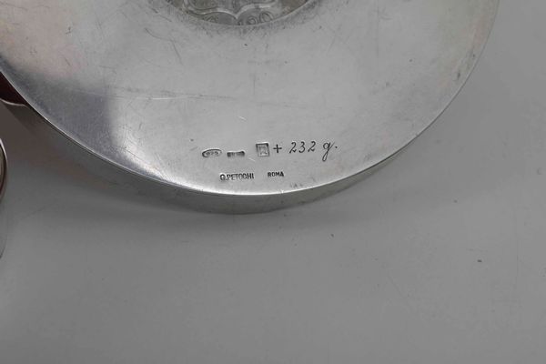 Lotto di tre presse papier con moneta, micromosaico, medaglia commemorativa. Argenteria italiana del XX secolo. Argentiere Petochi, Roma  - Asta Argenti del XX secolo - Associazione Nazionale - Case d'Asta italiane