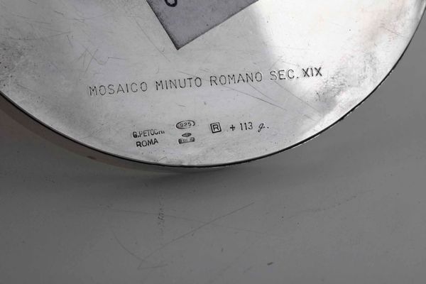 Lotto di tre presse papier con moneta, micromosaico, medaglia commemorativa. Argenteria italiana del XX secolo. Argentiere Petochi, Roma  - Asta Argenti del XX secolo - Associazione Nazionale - Case d'Asta italiane