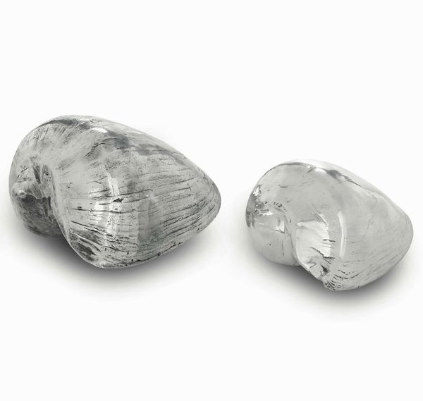 Due conchiglie rivestite in argento. Argenteria artistica del XX-XXI secolo. Firma Mario Buccellati su etichetta a scudo in argento  - Asta Argenti del XX secolo - Associazione Nazionale - Case d'Asta italiane