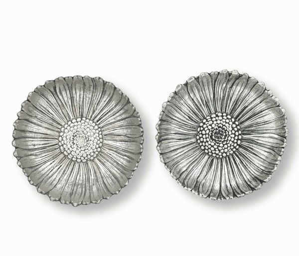 Due segnaposti a girasole. Argento fuso e sagomato. Argenteria artistica italiana del XX-XXI secolo. Argentiere Clementi, Bologna per Gianmaria Buccellati  - Asta Argenti del XX secolo - Associazione Nazionale - Case d'Asta italiane