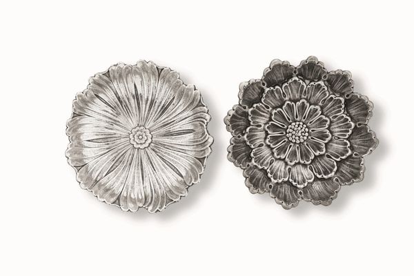 Due segnaposti a fiore. Argento fuso e sagomato. Argenteria artistica italiana del XX-XXI secolo. Argentiere Clementi, Bologna per Gianmaria Buccellati  - Asta Argenti del XX secolo - Associazione Nazionale - Case d'Asta italiane