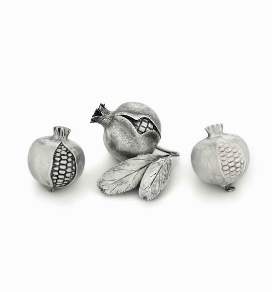 Tre melograne. Argento fuso e sagomato. Argenteria artistica italiana del XX-XXI secolo per Buccellati  - Asta Argenti del XX secolo - Associazione Nazionale - Case d'Asta italiane