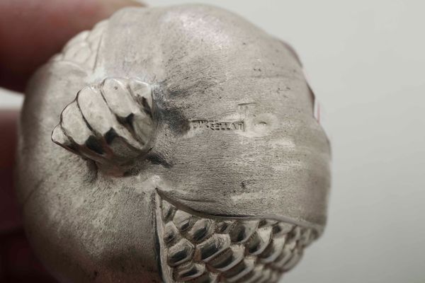 Tre melograne. Argento fuso e sagomato. Argenteria artistica italiana del XX-XXI secolo per Buccellati  - Asta Argenti del XX secolo - Associazione Nazionale - Case d'Asta italiane