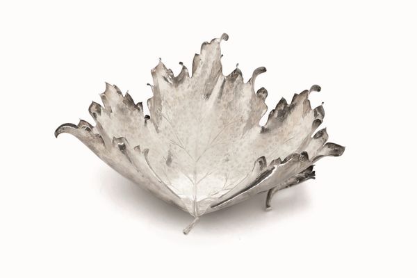 Grande centrotavola a forma di foglia. Argento 925. Argenteria artistica milanese del XX secolo. Argentiere Ilario Pradella (?) per Mario Buccellati  - Asta Argenti del XX secolo - Associazione Nazionale - Case d'Asta italiane