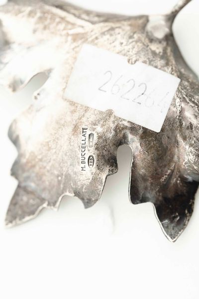 Tre segnaposti a foglia. Argento fuso e sagomato. Argenteria artistica italiana del XX-XXI secolo. Argentiere Pradella, Milano per Mario Buccellati  - Asta Argenti del XX secolo - Associazione Nazionale - Case d'Asta italiane