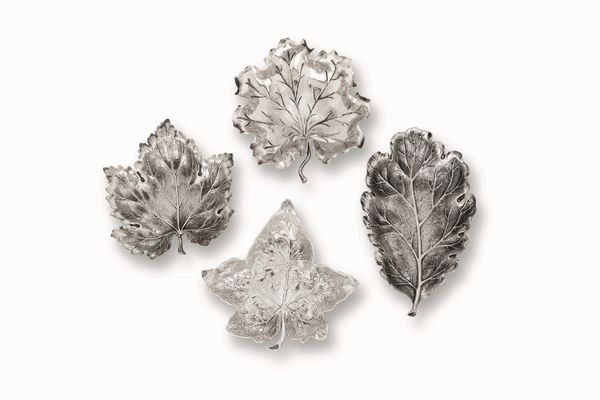 Quattro segnaposti a foglia. Argento 925 fuso e sagomato. Argenteria artistica italiana del XX-XXI secolo. Argentiere Clementi, Bologna per Gianmaria Buccellati  - Asta Argenti del XX secolo - Associazione Nazionale - Case d'Asta italiane
