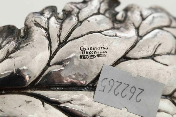 Quattro segnaposti a foglia. Argento 925 fuso e sagomato. Argenteria artistica italiana del XX-XXI secolo. Argentiere Clementi, Bologna per Gianmaria Buccellati  - Asta Argenti del XX secolo - Associazione Nazionale - Case d'Asta italiane
