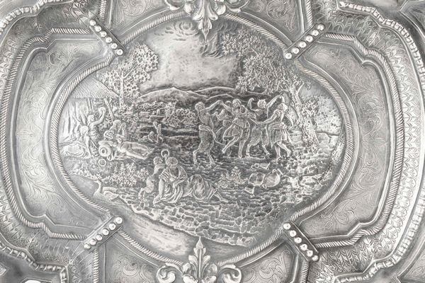 Grande piatto da parata circolare sagomato. Argento fuso,sbalzato e finemente cesellato. Argenteria artistica milanese dell'inizio del XX secolo, nei modi dell'orafo Stanislao Borghi  - Asta Argenti del XX secolo - Associazione Nazionale - Case d'Asta italiane