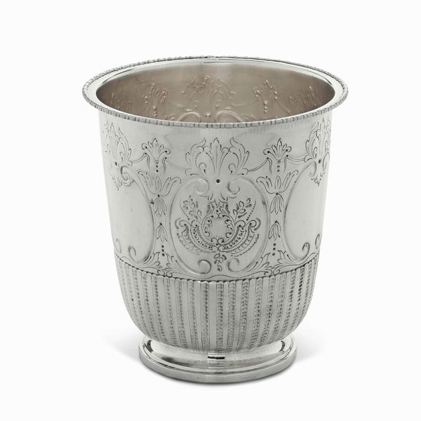 Secchiello e vassoio. Argento fuso e sagomato. Argenteria italiana del XX secolo. Marchio con fascio littorio in uso da l 1935 al 1945. Argentiere Cesa, Alessandria  - Asta Argenti del XX secolo - Associazione Nazionale - Case d'Asta italiane