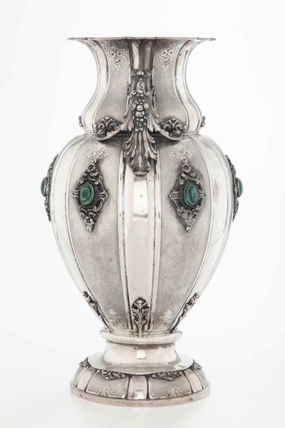 Vaso. Argento fuso, sagomato, cesellato e cabochon in malachite. Argenteria artistica milanese. Bollo con fascio littorio in uso dal 1935 al 1945, argentiere Fassi Arno  - Asta Argenti del XX secolo - Associazione Nazionale - Case d'Asta italiane