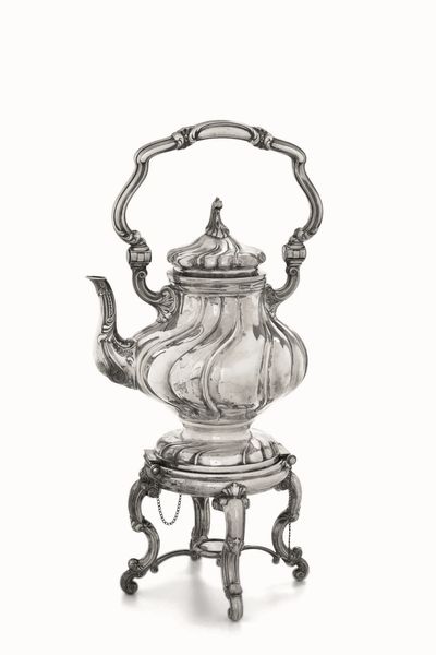 Samovar. Argento fuso, sagomato e cesellato. Argenteria artistica italiana della prima met� del XX secolo. Marchio con fascio littorio in uso dal 1935 al 1945. Argentiere Cesa, Alessandria  - Asta Argenti del XX secolo - Associazione Nazionale - Case d'Asta italiane