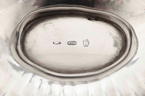 Centrotavola. Argento fuso, sagomato e cesellato. Argenteria artistica milanese del XX secolo  - Asta Argenti del XX secolo - Associazione Nazionale - Case d'Asta italiane