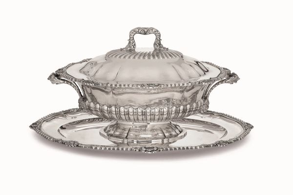 Zuppiera con pr�sentoir. Argento 925 fuso, sagomato e cesellato. Argenteria artistica milanese del XX secolo. Argentiere Ilario Pradella per gioielleria Ventrella Roma  - Asta Argenti del XX secolo - Associazione Nazionale - Case d'Asta italiane