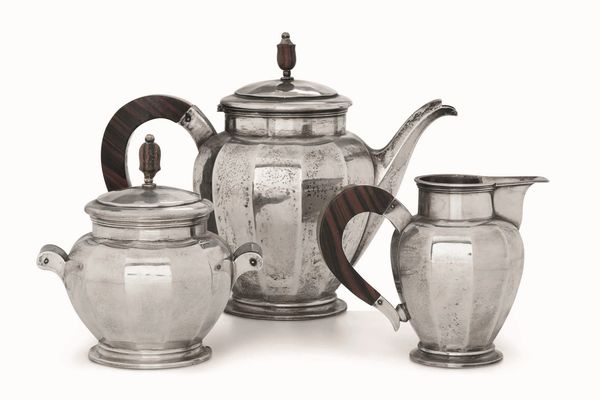 Servizio da t� e caff�. Argento 900 fuso e sbalzato. Argenteria artistica milanese della prima met� del XX secolo. Argentiere Messulam  - Asta Argenti del XX secolo - Associazione Nazionale - Case d'Asta italiane