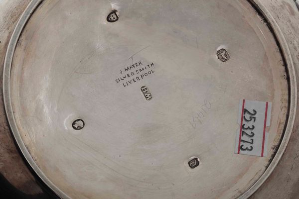 Servizio da t� e caff�. Argento fuso, sbalzato e cesellato. Marchi della citt� di Londra per il 1860 e dell'argentiere WH (non identificato)  - Asta Argenti del XX secolo - Associazione Nazionale - Case d'Asta italiane