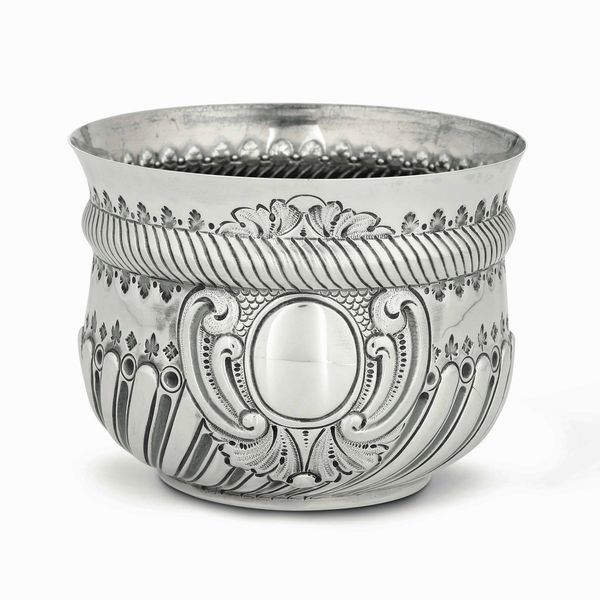 Porta porridge. Argento fuso, sbalzato e cesellato. Mosca 1887, argentiere KA-TS (non identificato)  - Asta Argenti del XX secolo - Associazione Nazionale - Case d'Asta italiane