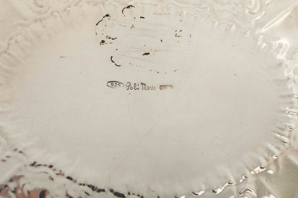 Vassoio. Argento fuso e sagomato. Argenteria italiana del XX secolo, argentiere Mario Poli, Milano  - Asta Argenti del XX secolo - Associazione Nazionale - Case d'Asta italiane