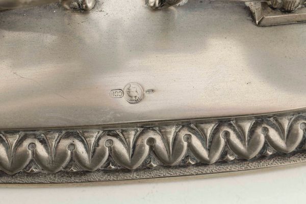 Doppiere. Argento fuso, sbalzato e cesellato. Argenteria artistica milanese del XX secolo. Argentiere Messulam  - Asta Argenti del XX secolo - Associazione Nazionale - Case d'Asta italiane